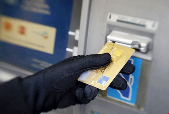 Người dùng thẻ cần cảnh giác khi rút tiền tại cây ATM