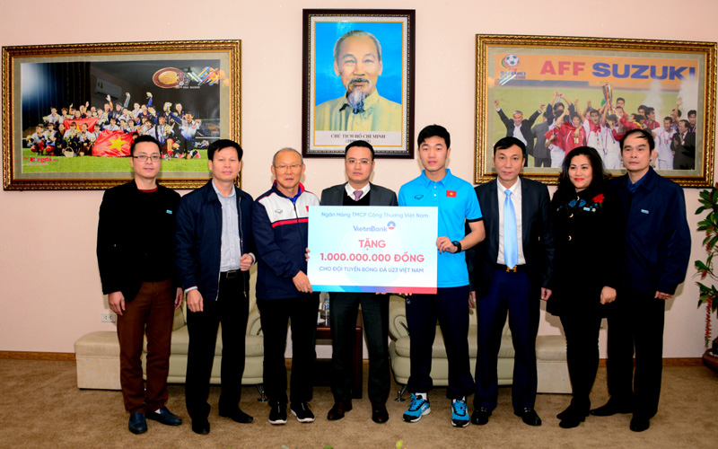 Ông Nguyễn Đình Vinh chụp ảnh cùng Huấn luyện viên Park Hang-Seo, tiền vệ Lương Xuân Trường và các đại biểu dự buổi gặp mặt.