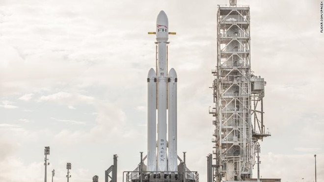  Mô hình tên lửa Falcon Heavy. Ảnh: SpaceX.