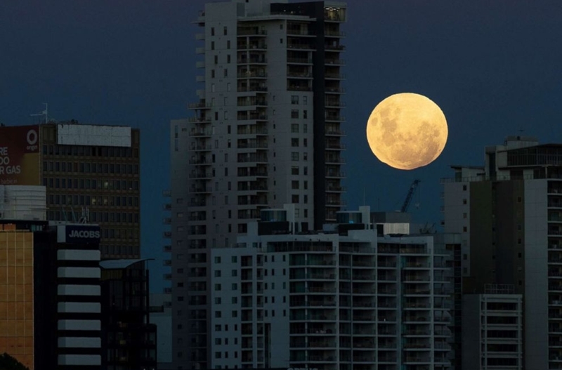 Siêu trăng, trăng xanh, trăng máu xuất hiện cùng lúc phía trên bầu trời thành phố Perth ở Tây Úc. Ảnh: Richard Wainwright/EPA.