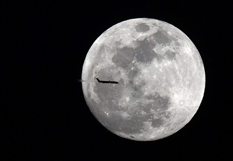 Một chiếc máy đang di chuyển từ Atlanta đến Jacksonville (Mỹ) bay ngang qua siêu trăng trên bầu trời đêm. Ảnh: John David Mercer.