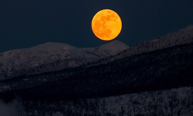 Siêu trăng xuất hiện phía trên những ngọn đồi gần thành phố Yuzhno-Sakhalinsk trên đảo Sakhalin thuộc vùng Viễn Đông, Nga. Ảnh: TASS.
