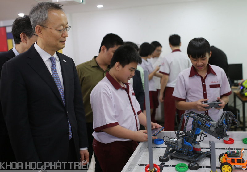 Bộ trưởng Paik Un Gyu thăm quan một số hoạt động tại SIHUB