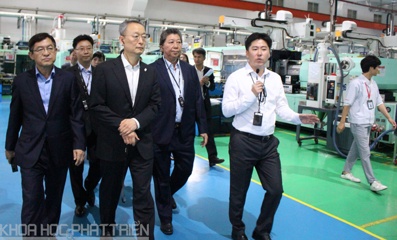 Bộ trưởng Ung Yu Paik tham quan nhà máy sản xuất của Công ty Minh Nguyên
