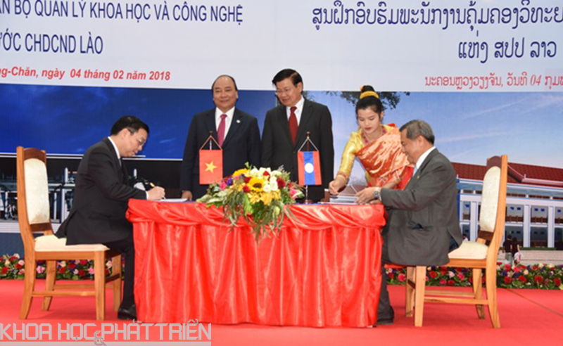 Đồng chí Chu Ngọc Anh và đồng chí Boviengkham Vongdara ký Biên bản bàn giao giữa Bộ KH&CN Việt Nam và Bộ KH&CN Lào trước sự chứng kiến của hai Thủ tướng.