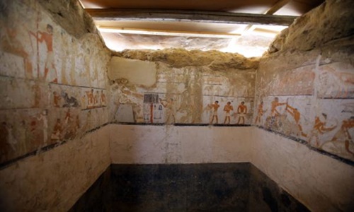 Một số hình vẽ trên tường trong lăng mộ Hetpet. Ảnh: UPI.