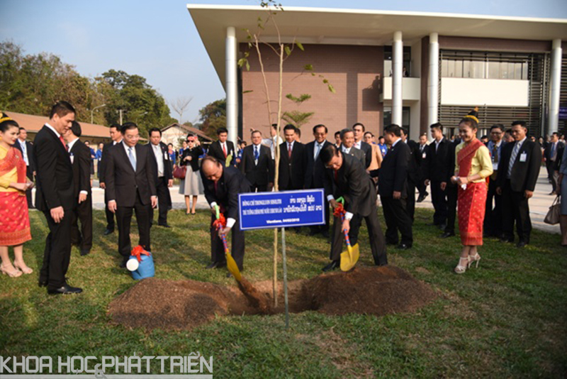Đồng chí Nguyễn Xuân Phúc và đồng chí Thongloun Sysoulith trồng cây lưu niệm tại khuôn viên Trung tâm đào tạo cán bộ quản lý KH&CN.