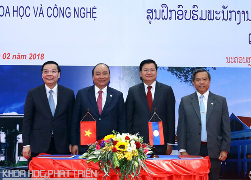 Đồng chí Nguyễn Xuân Phúc (thứ hai từ trái qua) và đồng chí Thongloun Sysoulith (thứ ba từ trài qua) cùng Bộ trưởng Bộ KH&CN Việt Nam - Lào tại lễ ký biên bản bàn giao.
