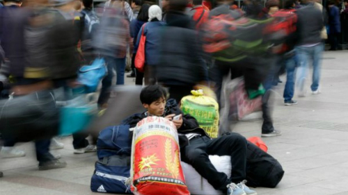 Một người dùng smartphone trên phố tại Trung Quốc.