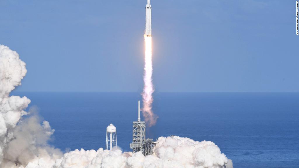 Falcon Heavy là tên lửa mạnh nhất thế giới. Ảnh: CNN Money
