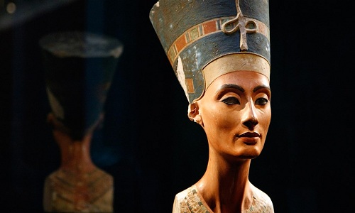  Tượng bán thân của nữ hoàng Nefertiti chế tác vào năm 1345 trước Công nguyên. Ảnh: National Geographic.