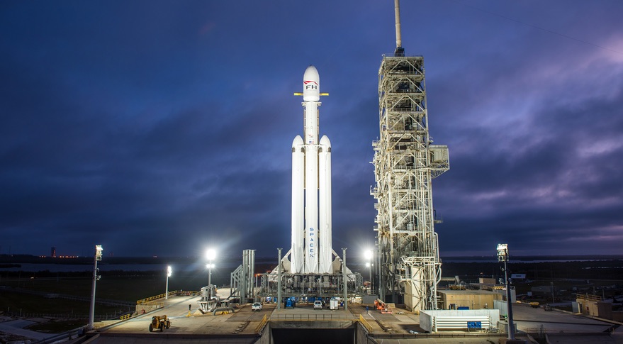 Tên lửa Falcon Heavy. Ảnh: spacenews.com