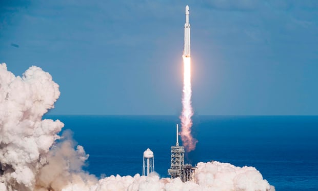 Tên lửa SpaceX Falcon Heavy phóng tại Trung tâm Vũ trụ Kennedy, ngày 6/2/2018. (Jim Watson/AFP/Getty)
