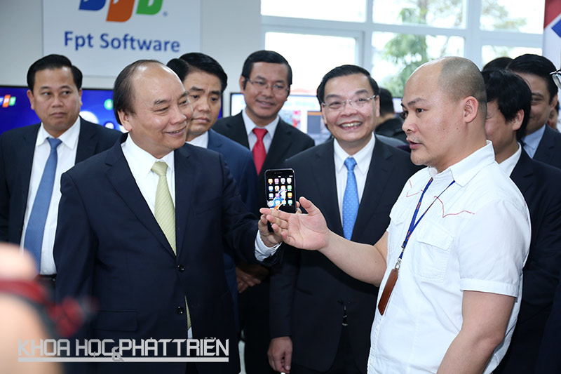 Thủ tướng Nguyễn Xuân Phúc thăm khu trưng bày các sản phẩm công nghệ tại Khu Công nghệ cao Hòa Lạc.