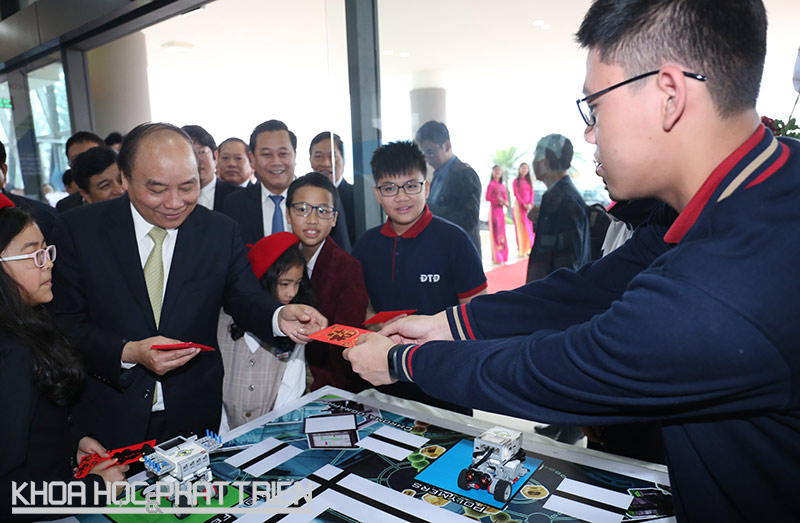 Thủ tướng Nguyễn Xuân Phúc thăm khu trưng bày các sản phẩm công nghệ tại Khu Công nghệ cao Hòa Lạc. Ảnh: Loan Lê