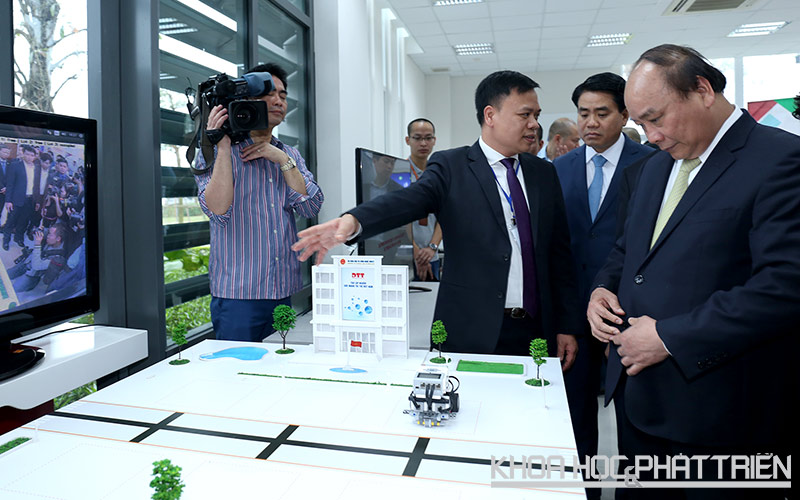 Công ty DTT giới thiệu giải pháp giao thông thông minh ứng dụng IoT được phát triển tại IoTLab đóng tại Khu CNC Hòa Lạc. Ảnh: Loan Lê.