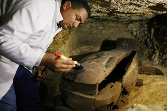 Một quan tài được phát hiện trong một hầm mộ ở khu nghĩa trang cổ đại. Ảnh: Reuters.