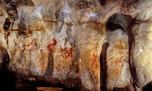 Các hình vẽ trong hang động ở Tây Ban Nha do người Neanderthal tạo ra từ cách đây ít nhất 64.000 năm. Ảnh: P. Saura.