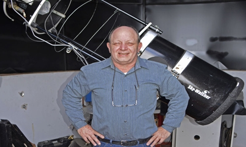 Victor Buso tại đài quan sát trên tầng thượng. Tại đó, ông đã chụp được những bức ảnh đầu tiên về sự ra đời của một siêu tân tinh ở giai đoạn đầu tiên. Ảnh: Nature.