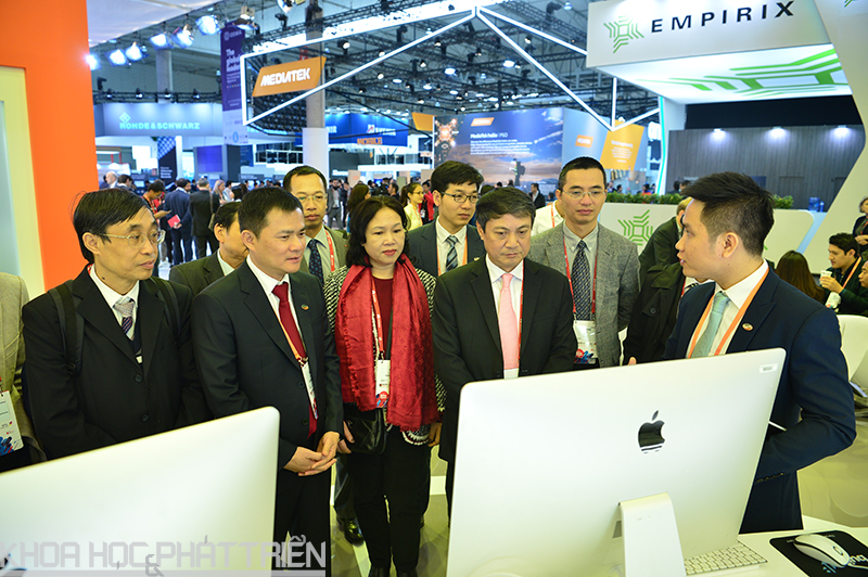 Thứ trưởng Phạm Hồng Hải dẫn đầu đoàn công tác Bộ Thông tin truyền thông tới thăm gian hàng của Viettel tại sự kiện.