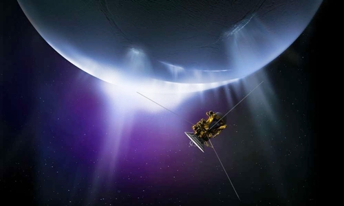 Tàu vũ trụ Cassini của NASA bay qua dòng vật chất phun ra từ bề mặt của Enceladus. Ảnh: NASA.