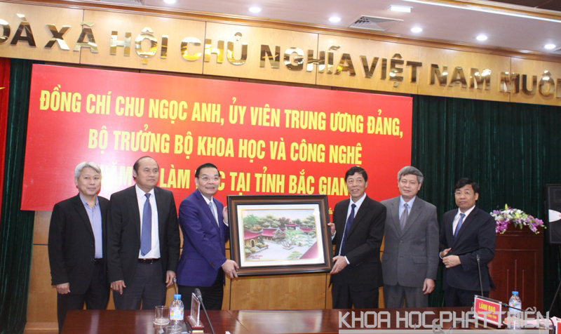Bộ trưởng Bộ KH&CN Chu Ngọc Anh và Bí thư tỉnh ủy trao tặng quà lưu niệm. 