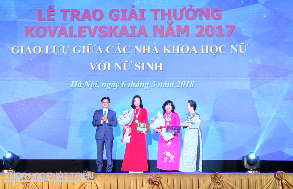 Phó Thủ tướng Vũ Đức Đam và Nguyên Chủ tịch nước Nguyễn Thị Doan trao giải thưởng cho 2 nhà khoa học.