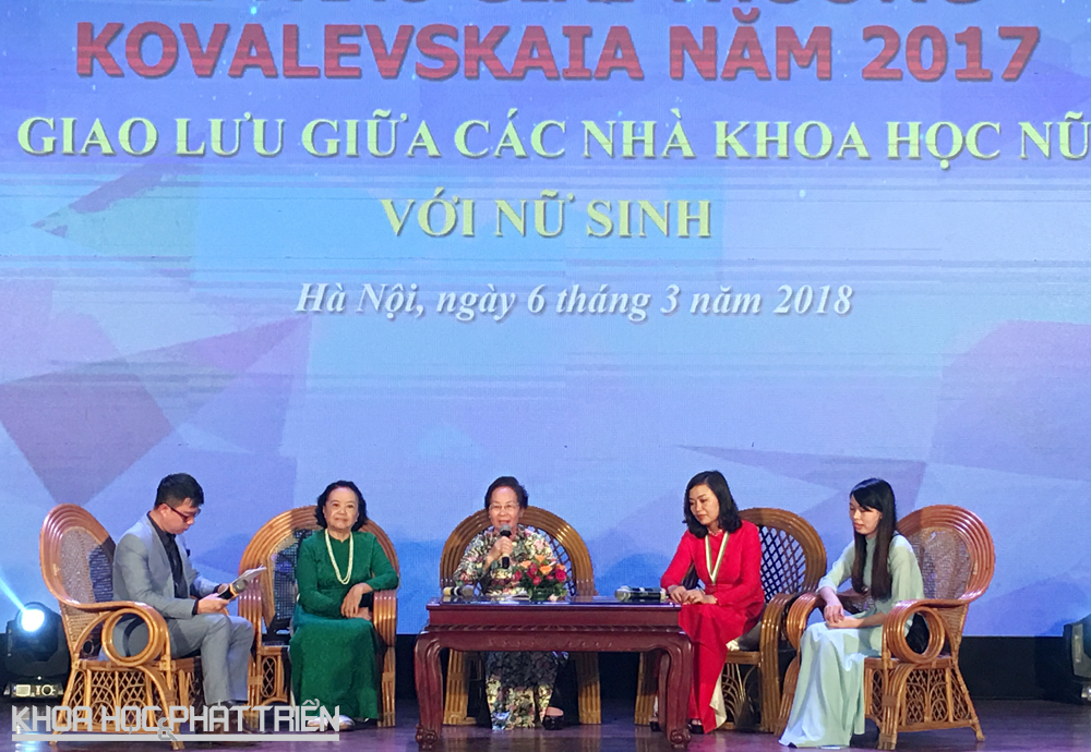 Nguyên Chủ tịch nước Nguyễn Thị Doan và các nhà khoa học giao lưu với các nữ sinh