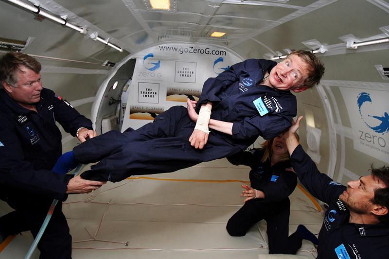 Nhà vật lý học Stephen Hawking trải nghiệm môi trường không trọng lực