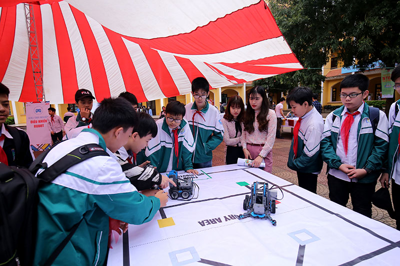 Tại buổi khai mạc nhiều em học sinh háo hức tham gia ngày hội STEM nên đã tới từ rất sớm để tới thăm các gian triển lãm. Trong ảnh các em học sinh thích thú với mô hình robot gắp bóng.
