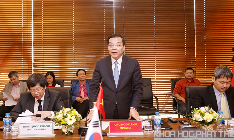 Bộ trưởng Chu Ngọc Anh phát biểu tại phiên họp.