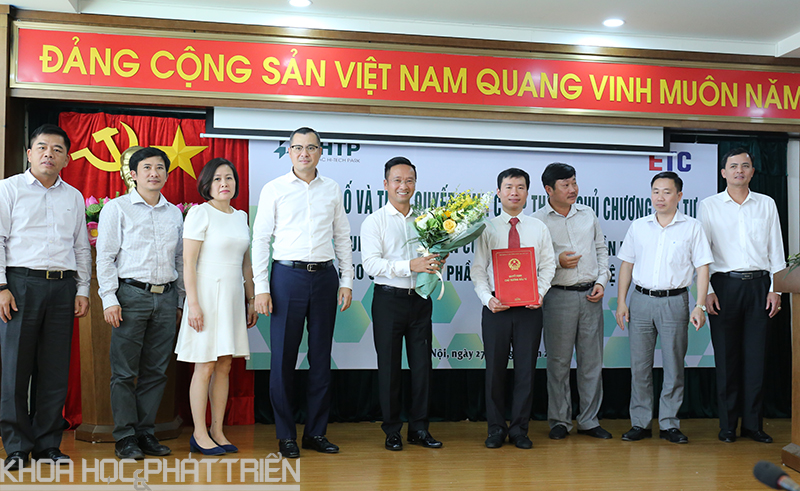 Thứ trưởng Phạm Đại Dương (thứ 4 từ trái qua) trao chứng nhận cho nhà đầu tư. Ảnh: Bích Ngọc.