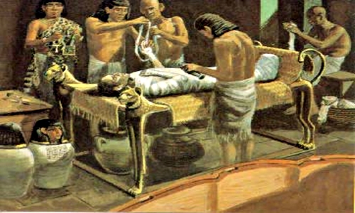 Người Ai Cập đang tiến hành ướp xác. Ảnh: Wimp.