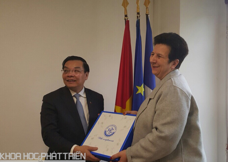 Bộ trưởng Bộ KH&CN Việt Nam Chu Ngọc Anh tặng quà lưu niệm Bộ trưởng Bộ Giảng dạy Đại học, Nghiên cứu và Đổi mới Pháp Frédérique Vidal