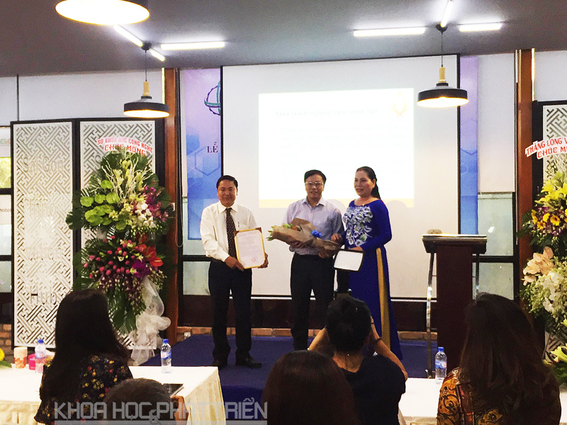 Ông Nguyễn Khắc Thanh giao giấy chứng nhận doanh nghiệp KH&CN cho Công ty TNHH Hoàng Linh Biotech