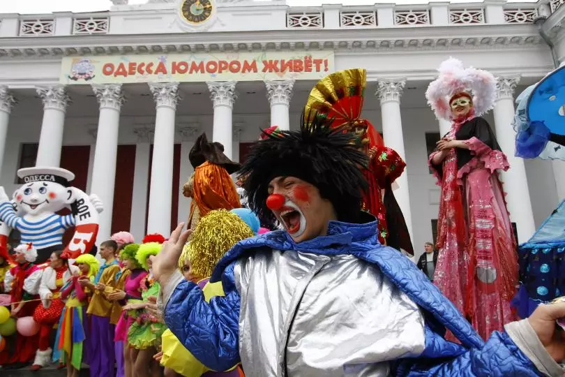 Người dân Ukraine ở Odessa (bên bờ Biển Đen) hóa trang thành những nhân vật khôi hài, hát và nhảy múa, mở màn Lễ hội Hài hước (Festival of Humor, hay Yumorina trong tiếng Ukraine) vào ngày Cá tháng Tư. Nguồn: Reuters/Yevgeni Volokin   