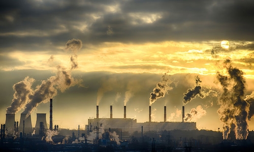 Trong vài năm tới, chúng ta có thể thu khí CO2 thải ra từ các nhà máy điện và tái chế nó thành nhiên liệu. Ảnh: Shutterstock.