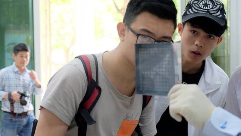 Các bạn học sinh chuyên Thái Bình cảm thấy rất phấn khích khi được giải thích về việc thiết kế, chế tạo bộ mặt nạ dùng cho chế tạo đi-ốt quang (photo diode), một nội dung thực hành trong chương trình đào tạo. 
