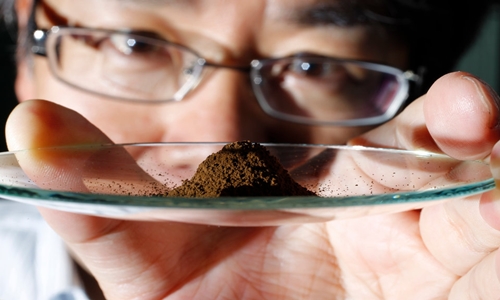 Yasuhiro Kato, phó giáo sư khoa học trái đất tại Đại học Tokyo (Nhật Bản) cầm mẫu bùn chứa các nguyên tố đất hiếm lấy từ đáy Thái Bình Dương. Nguồn: Yuriko Nakao.