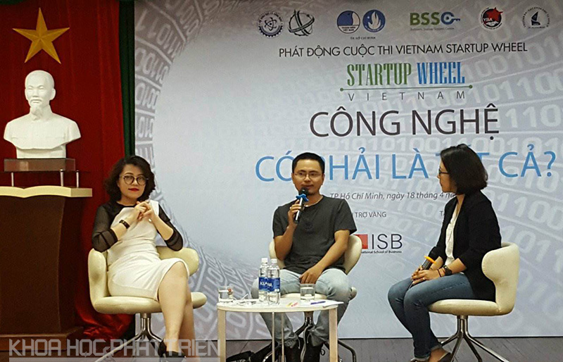 Các diễn giả chia sẻ kinh nghiệm khởi nghiệp với sinh viên và các doanh nghiệp trẻ