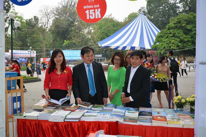 TSKH Phan Xuân Dũng giới thiệu tại hội sách. 