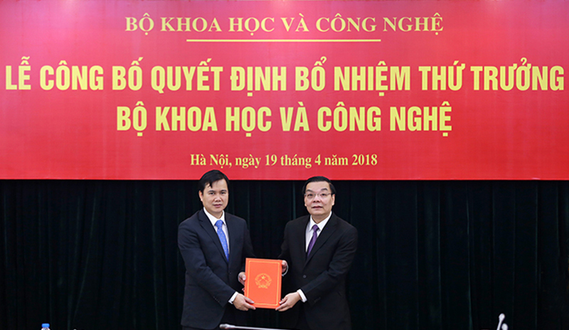 Bộ trưởng Chu Ngọc Anh (bên phải) trao Quyết định bổ nhiệm Thứ trưởng Bùi Thế Duy. Ảnh: Văn Nguyên (TTTT)