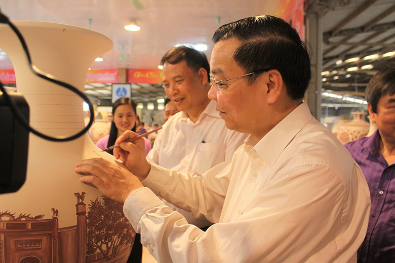 Bộ trưởng KH&CN Chu Ngọc Anh và đoàn công tác đã đến thăm Công ty CP Gốm sứ Chu Đậu (Nam Sách). Ảnh: Đăng Minh.