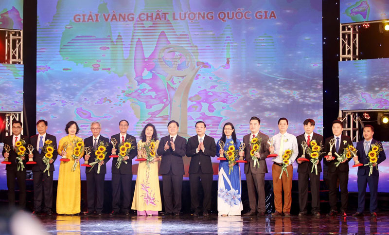Bộ trưởng KHCN Chu Ngọc Anh và Chủ nhiệm Ủy ban Khoa học, Công nghệ và Môi trường Quốc hội Phan Xuân Dũng trao Giải Vàng Chất lượng quốc gia cho 15 doanh nghiệp. Ảnh: Báo Đầu tư