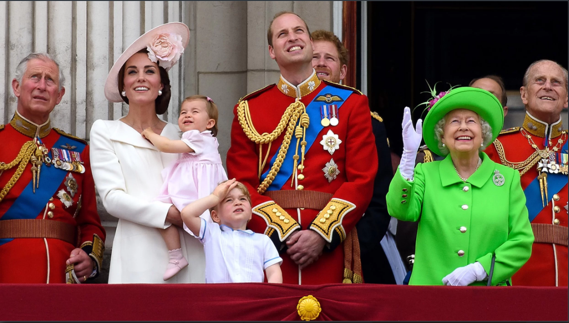 Hoàng gia Anh: Thái tử Charles, Công tước xứ Wales; Công nương Catherine xứ Cambridge; Công chúa Charlotte; Hoàng tử George; Hoàng tử William, Công tước xứ Cambridge; Hoàng tử Harry; Nữ hoàng Elizabeth Đệ nhị và Hoàng tế Philip, Công tước xứ Edinburgh. Ảnh: Ben A. Pruchnie/Getty Images  