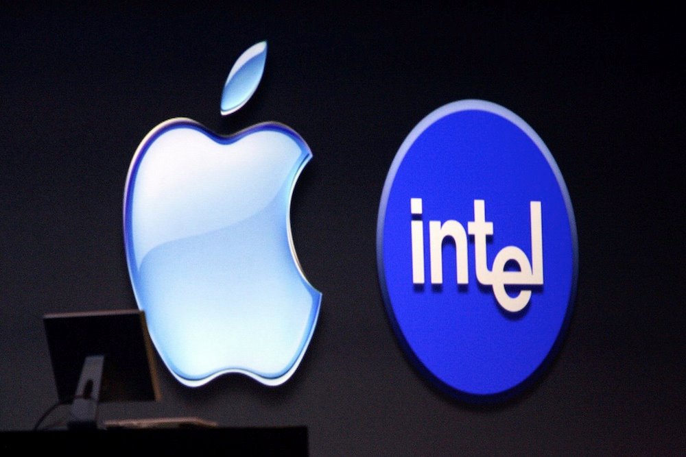 Căng thẳng với Qualcomm khiến Apple xem xét sử dụng chip của Intel cho iPhone.