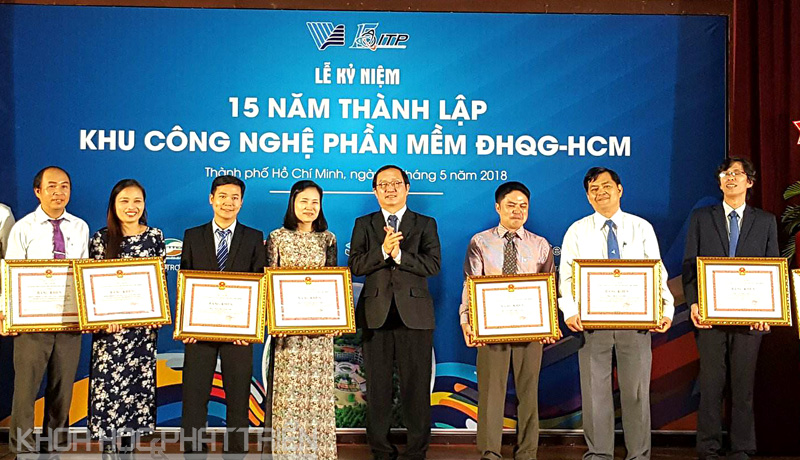 PGâ.TS. Huỳnh Thành Đạt trao tặng bằng khen cho tập thể và cá nhân thuộc ITP