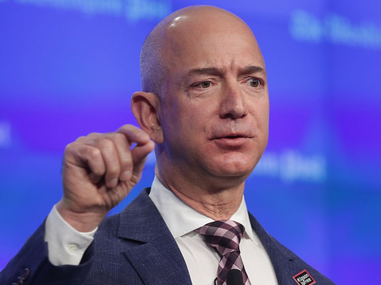 Jeff Bezos, CEO của Amazon hiện đang là người giàu nhất thế giới với khối tài sản lên tới 130 tỷ USD