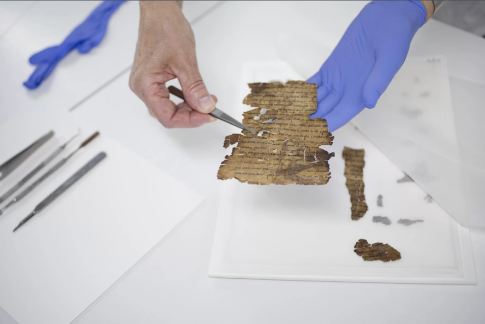 Các nhà khoa học Israel đang cố gắng chắp nối các mảnh vụn của Bản thảo Kinh thánh Biển Chết. Ảnh: Cơ quan Cổ vật Israel  