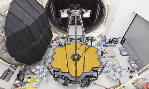 Kính viễn vọng không gian James Webb tại cơ sở thử nghiệm. Ảnh: Tech Times.